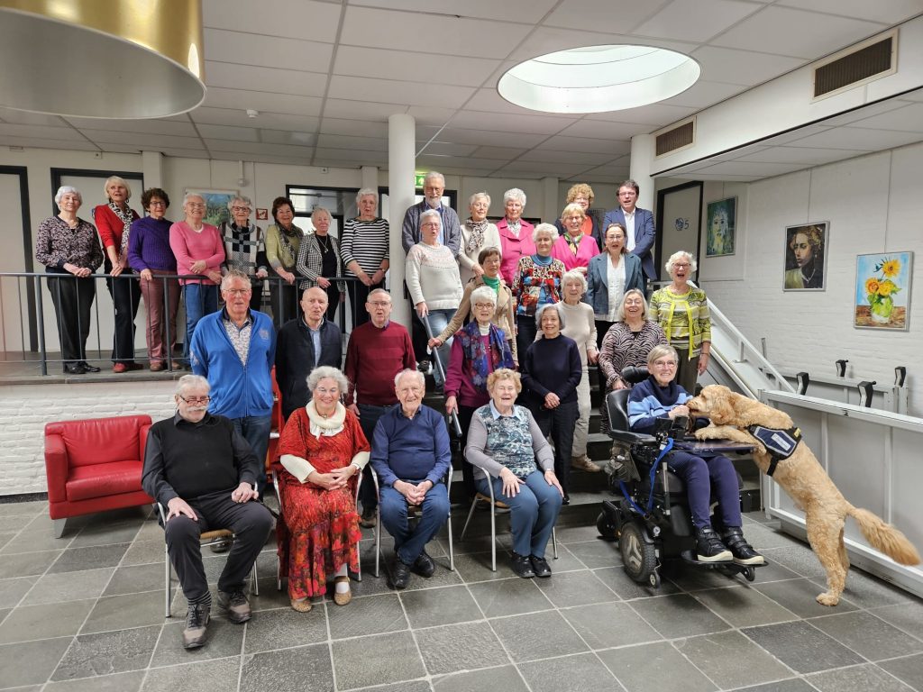 Het BaerneKoor, met rechtsachteraan dirigent John Bakker | Foto: BaerneKoor
