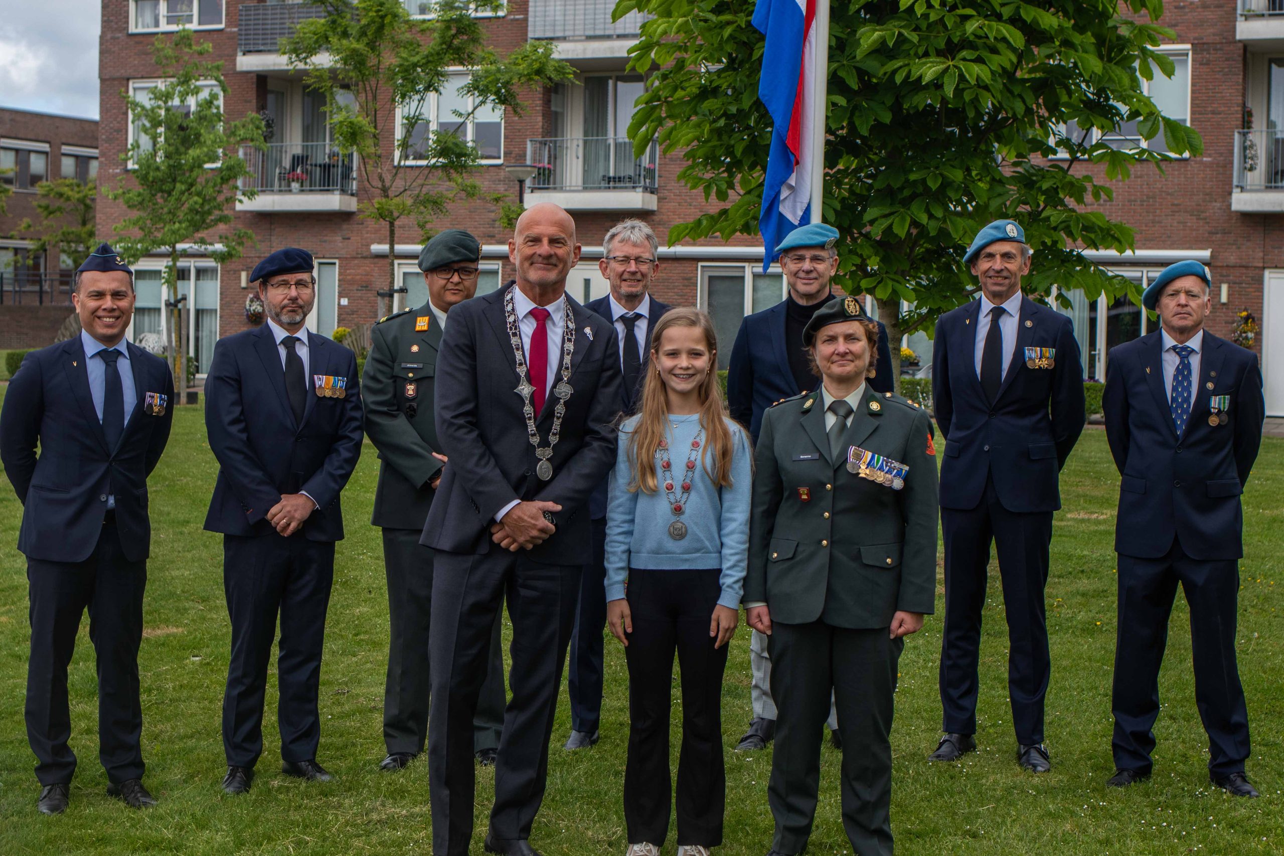 In beeld: Burgemeester en Veteranen-comité leggen bloemen bij oorlogsmonumenten